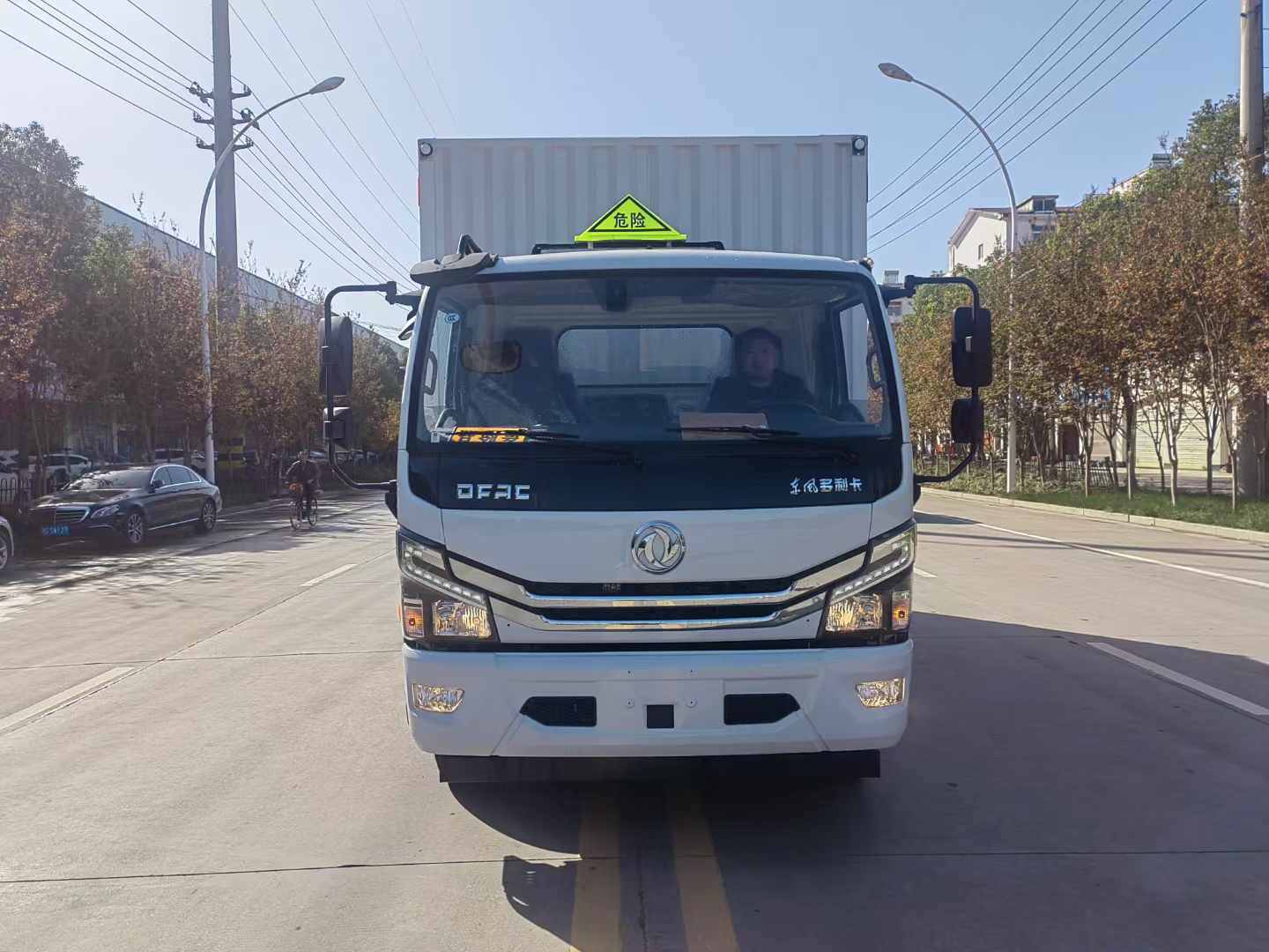 今日推荐：东风3800轴距危险品厢式车价格