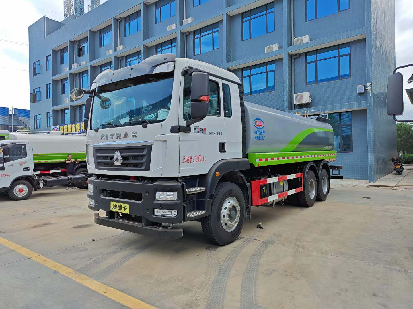 重汽汕德卡后双桥洒水车、抑尘车:容积18-22立方，公告、免征、环保齐全