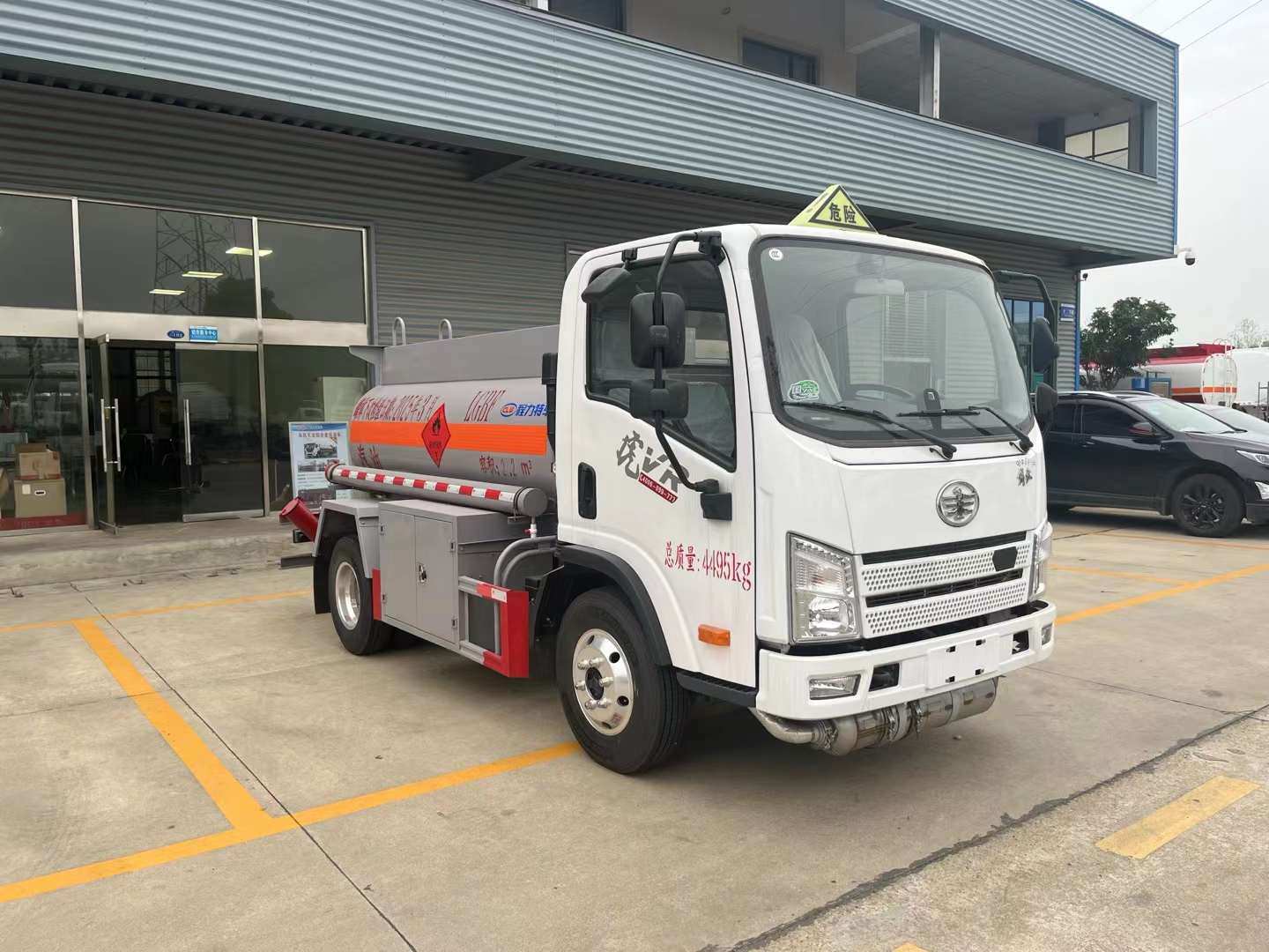 解放蓝牌油罐车多少钱？