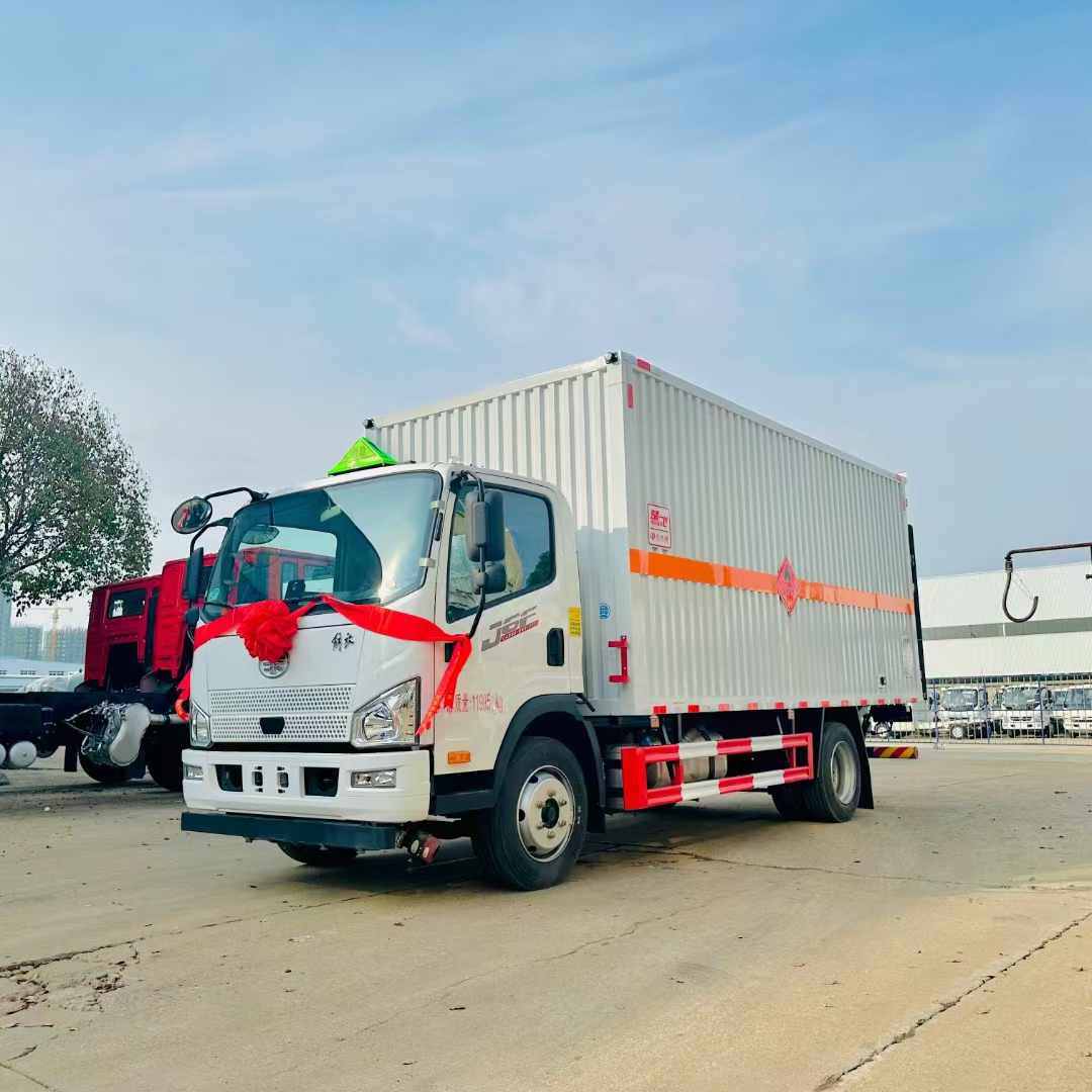 解放易燃气体厢式运输车 7吨超大后桥是你的菜吗？
