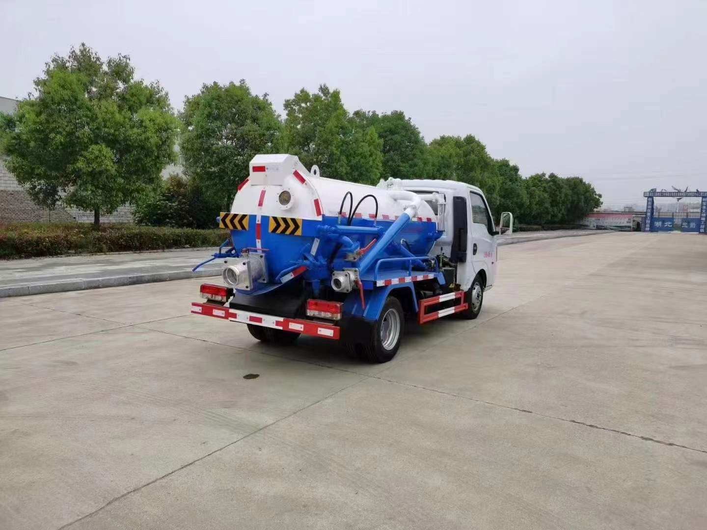 途逸3方吸污车，全柴95马力，2800轴距，3T油泵