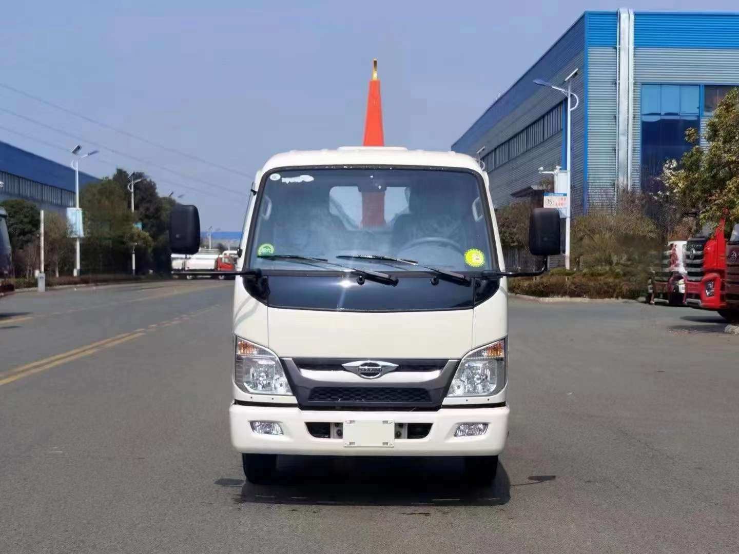 福田小卡2勾臂垃圾车准备就绪，吉时发车！