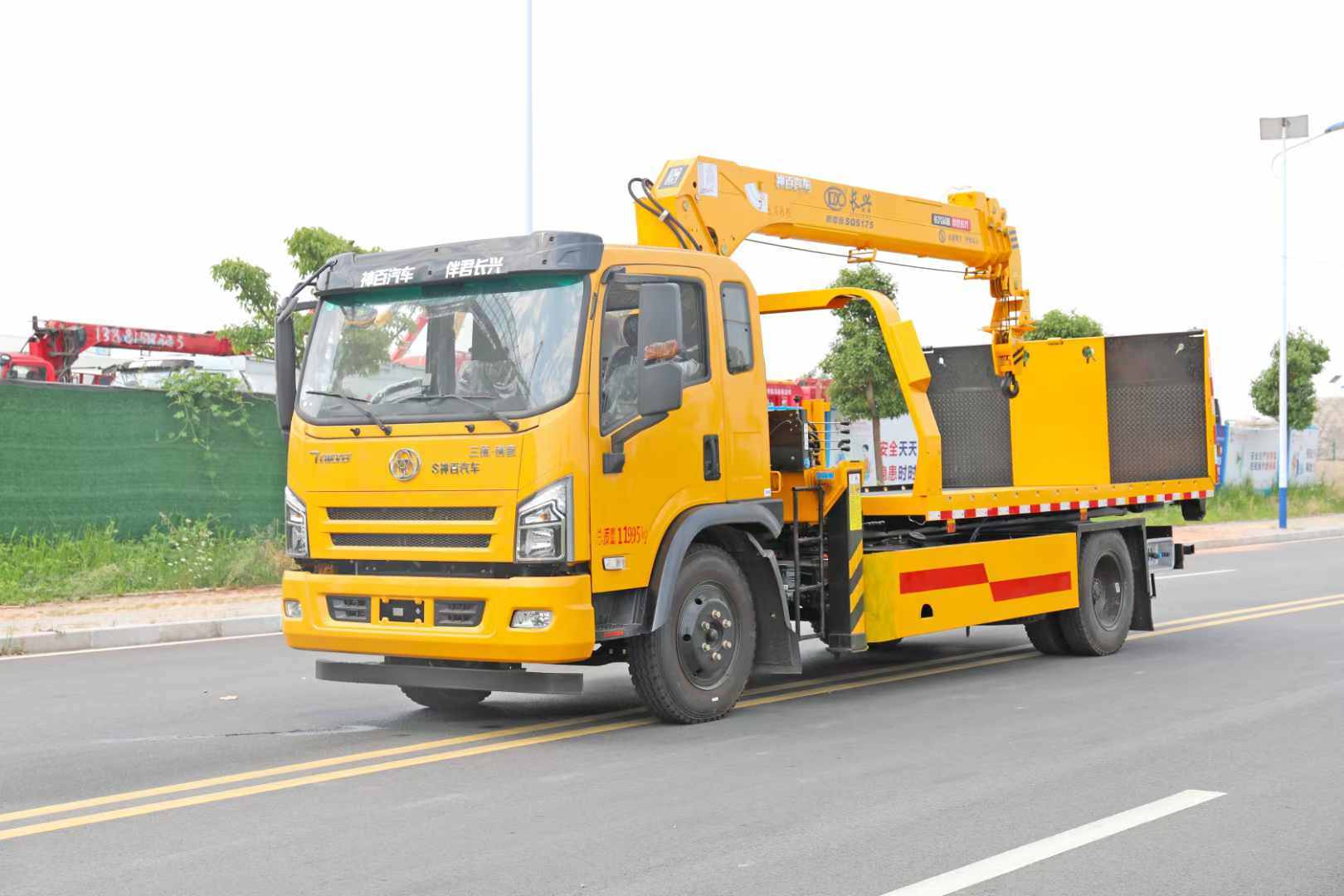 特价现车1台，三环创客4700轴距一拖二清障带吊多少钱