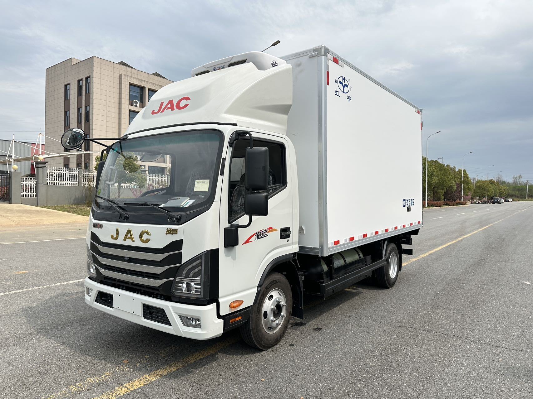 江淮运多多傲运双燃料冷藏车 省油王者