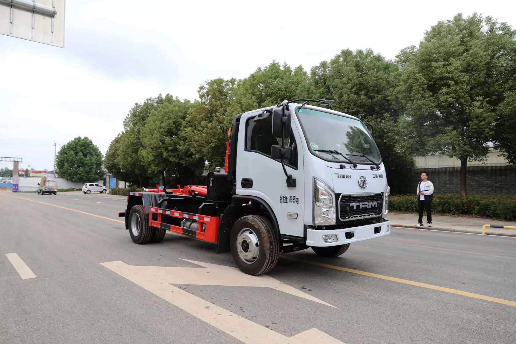 三环小黄牌勾臂垃圾车 可进地下室