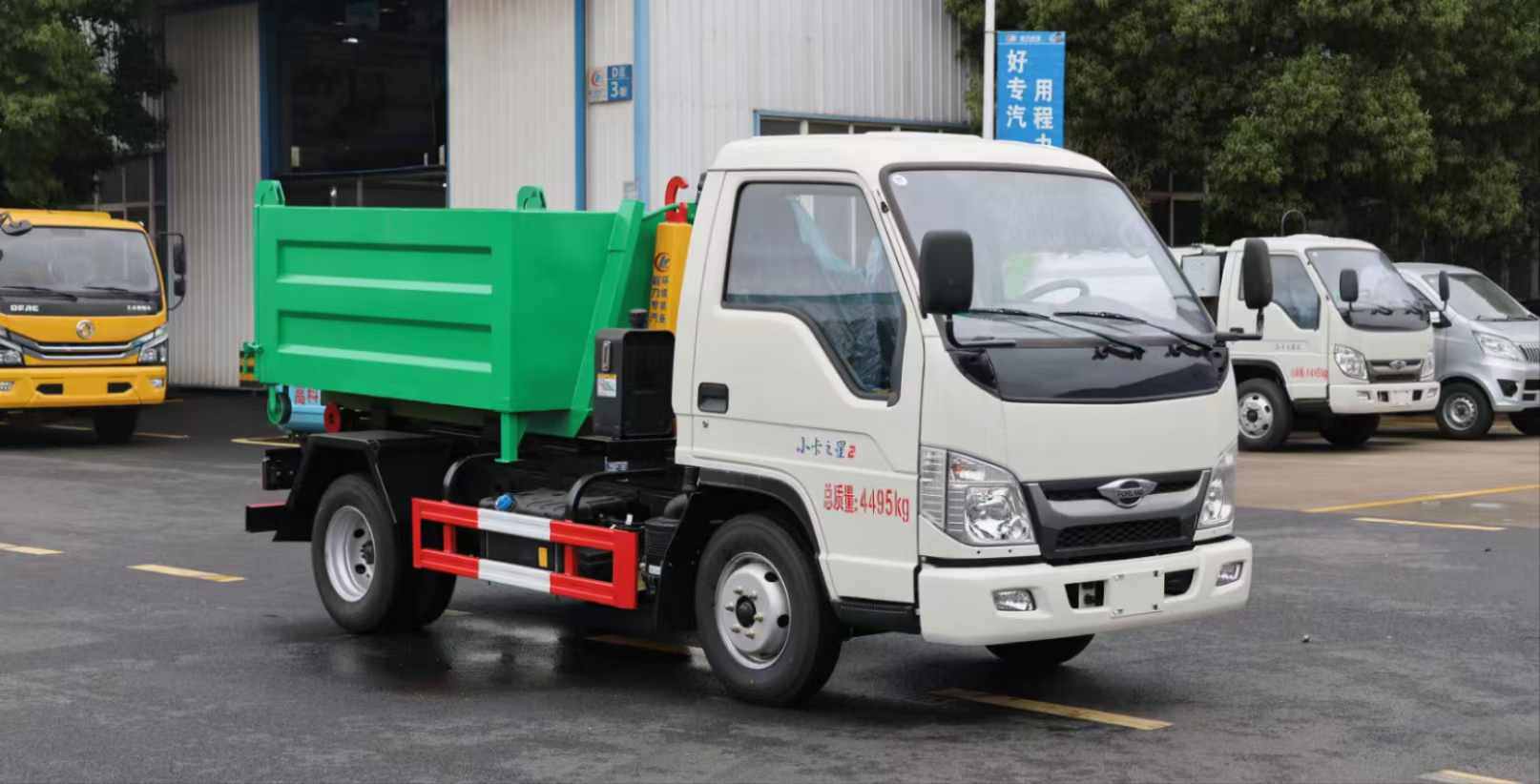 福田小卡钩臂车，配3方建筑箱，尾开门，机械手动锁紧