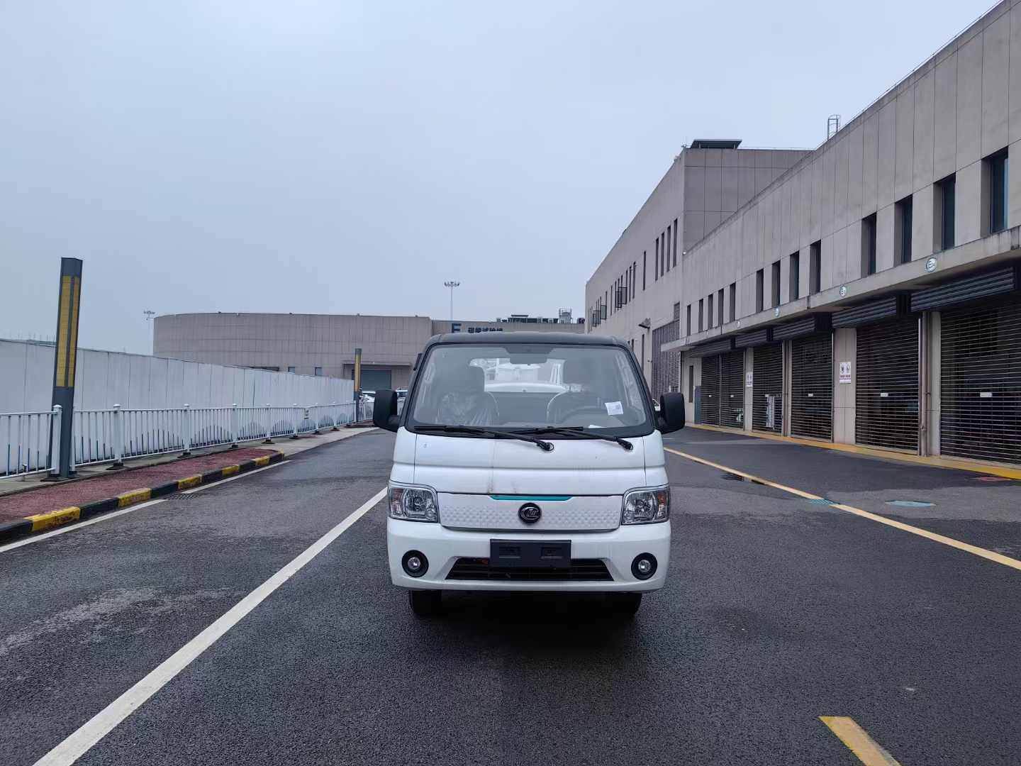 总质量4.5t东风途逸新能源洒水车，纯绿牌C照