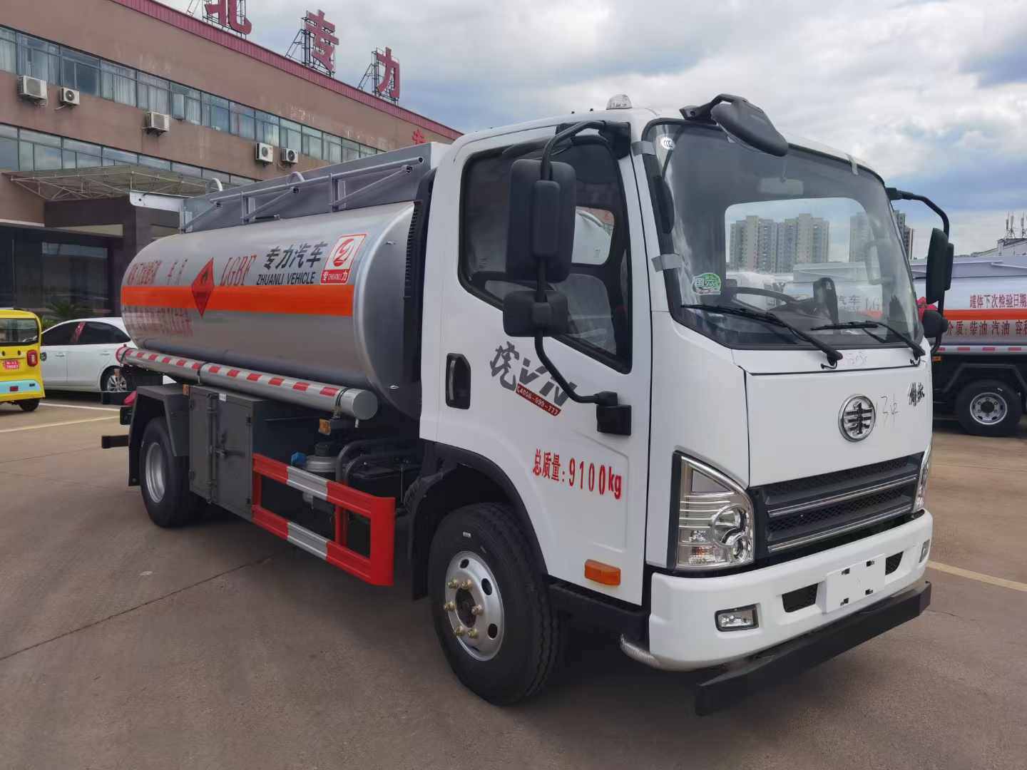 价格最优惠的加油车——解放7.6立方加油车