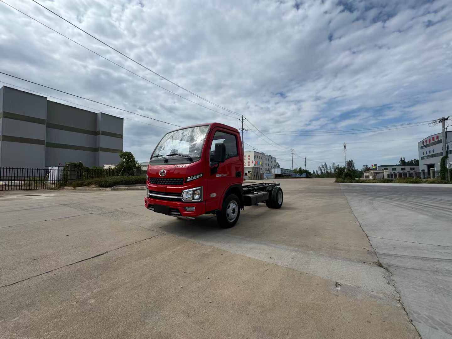上汽轻卡跃进S80汽油危化厢式车