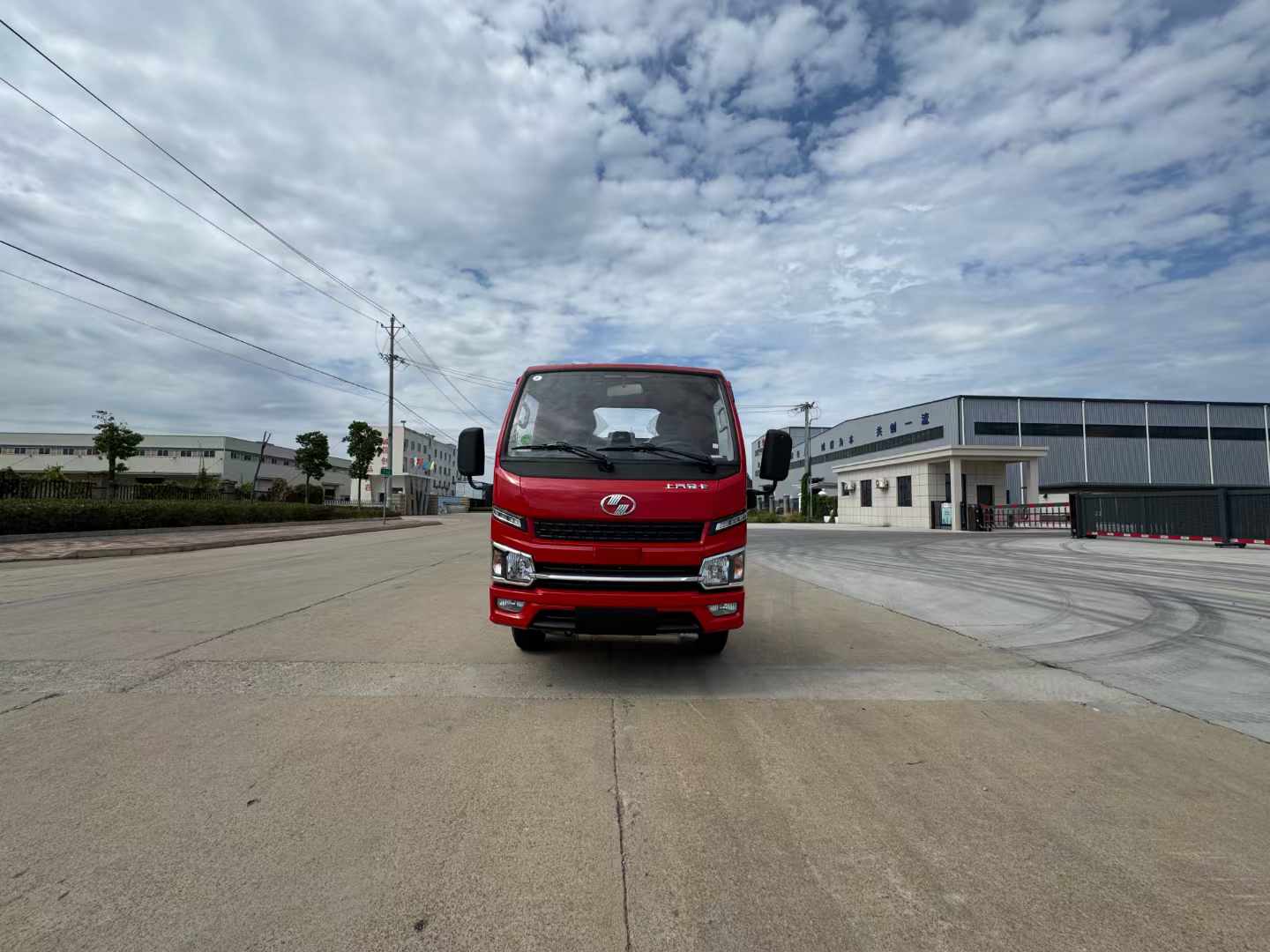 上汽轻卡跃进s80汽油危化厢式车