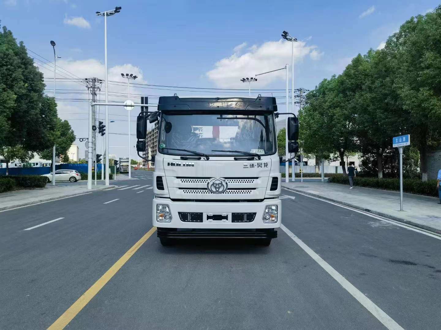 三环昊龙4700mm轴距车厢可卸式垃圾车价格