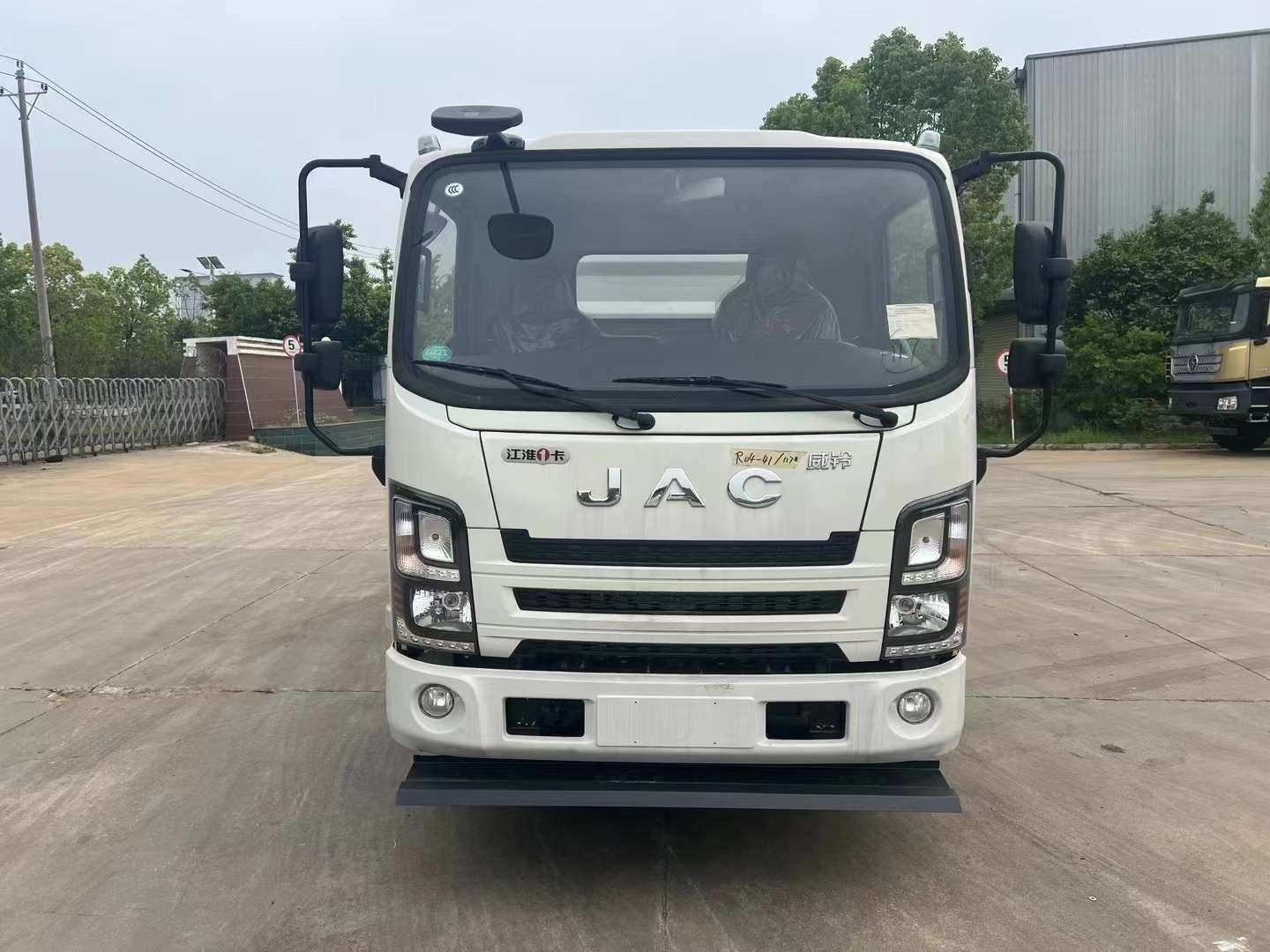 江淮7方洒水车，包上蓝牌，大量现车等你来提，实车公告不超重，全国上牌无忧