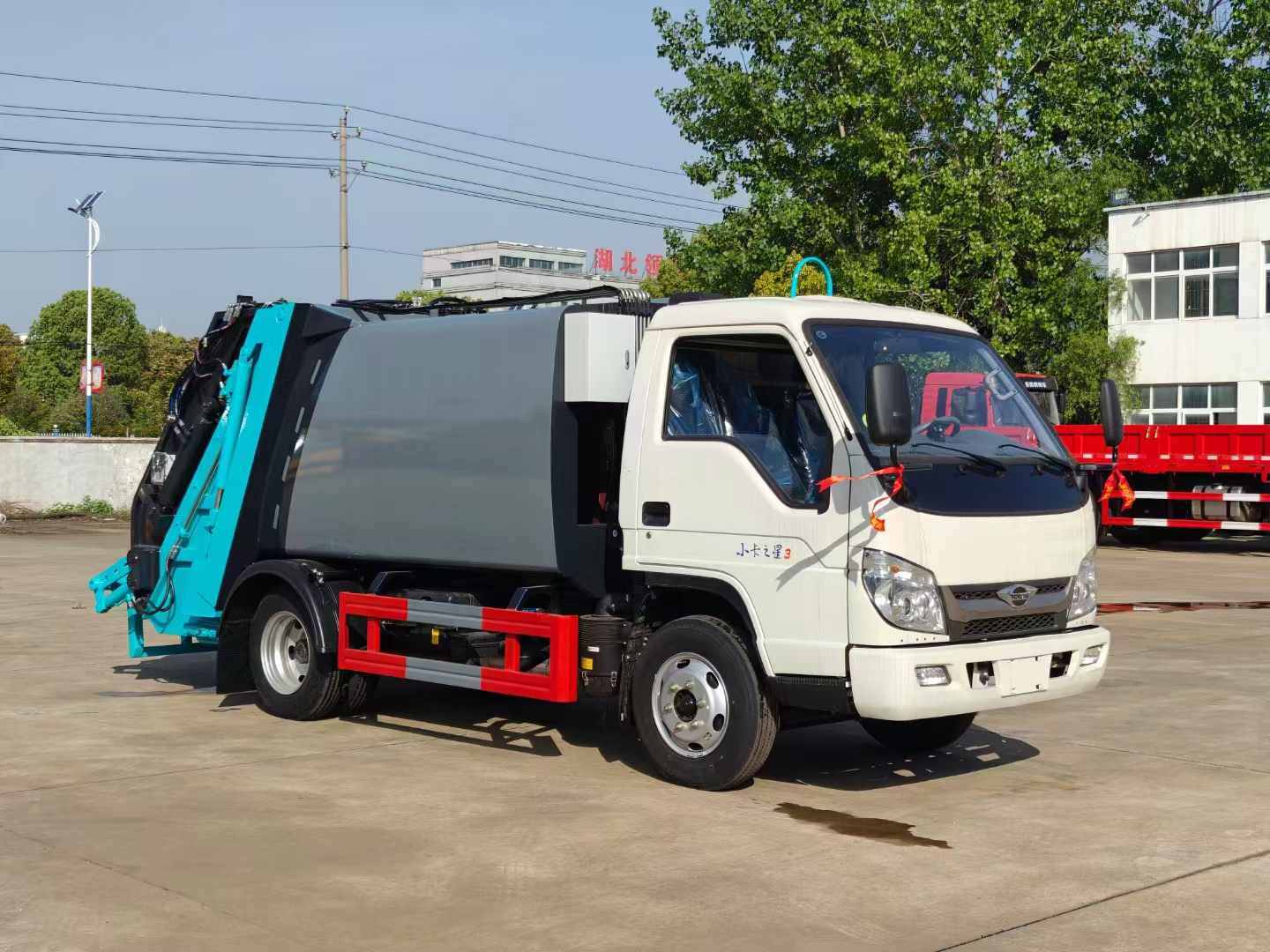 现车特价出售  蓝牌5.5方压缩式垃圾车