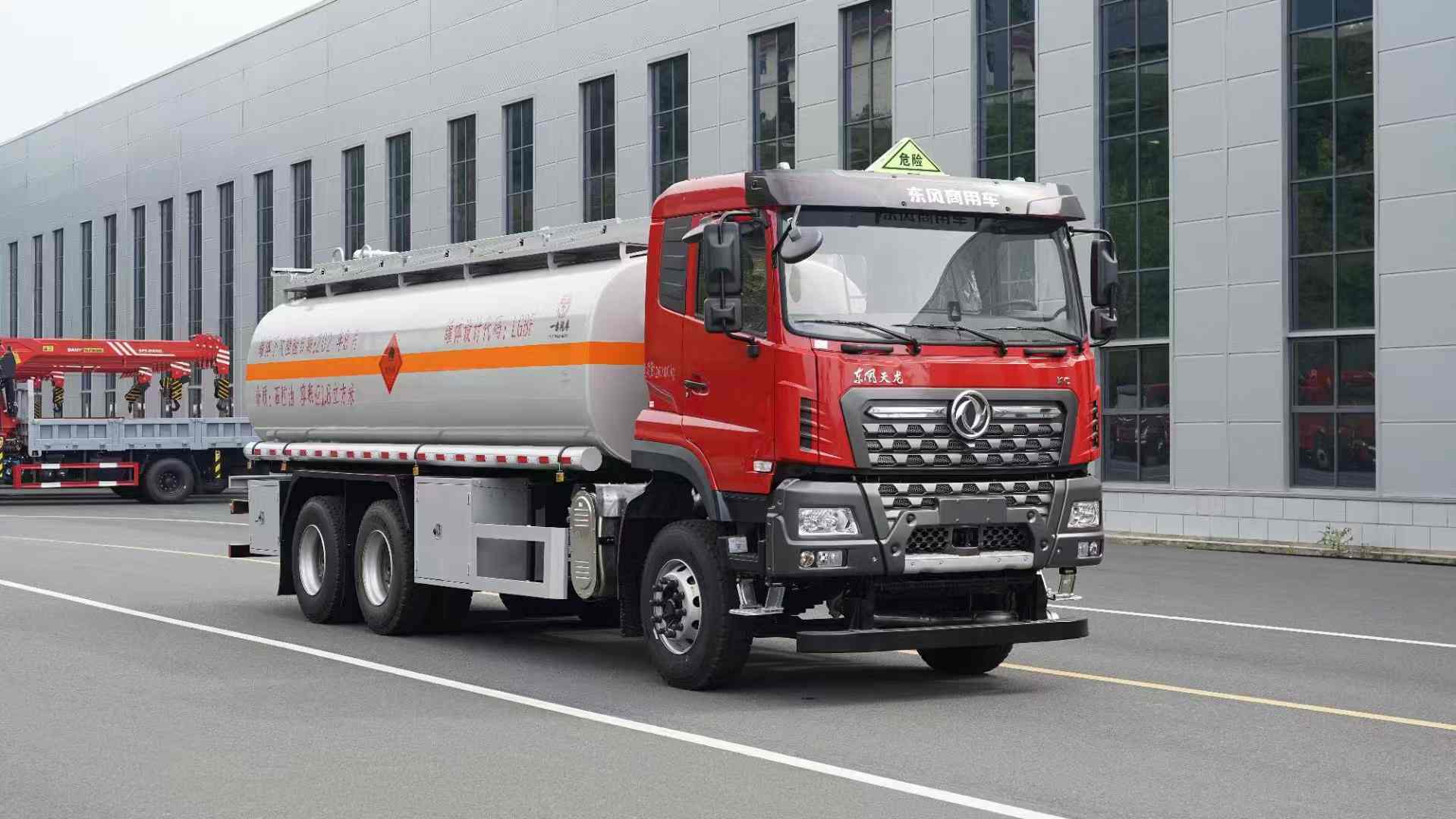 油田运输车爆款  东风天龙KC工程版原油运输车 优势：同行业竞品罐体容积最大23.5方