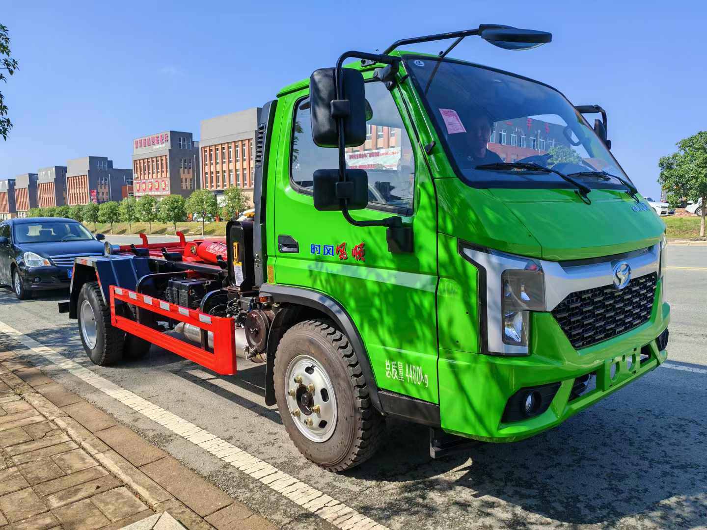 时风重载型钩臂自卸车 整车2.05米，轻松进出地下室