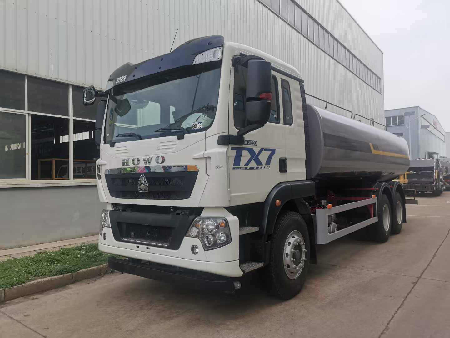 重汽豪沃TX后八轮24方洒水车价格