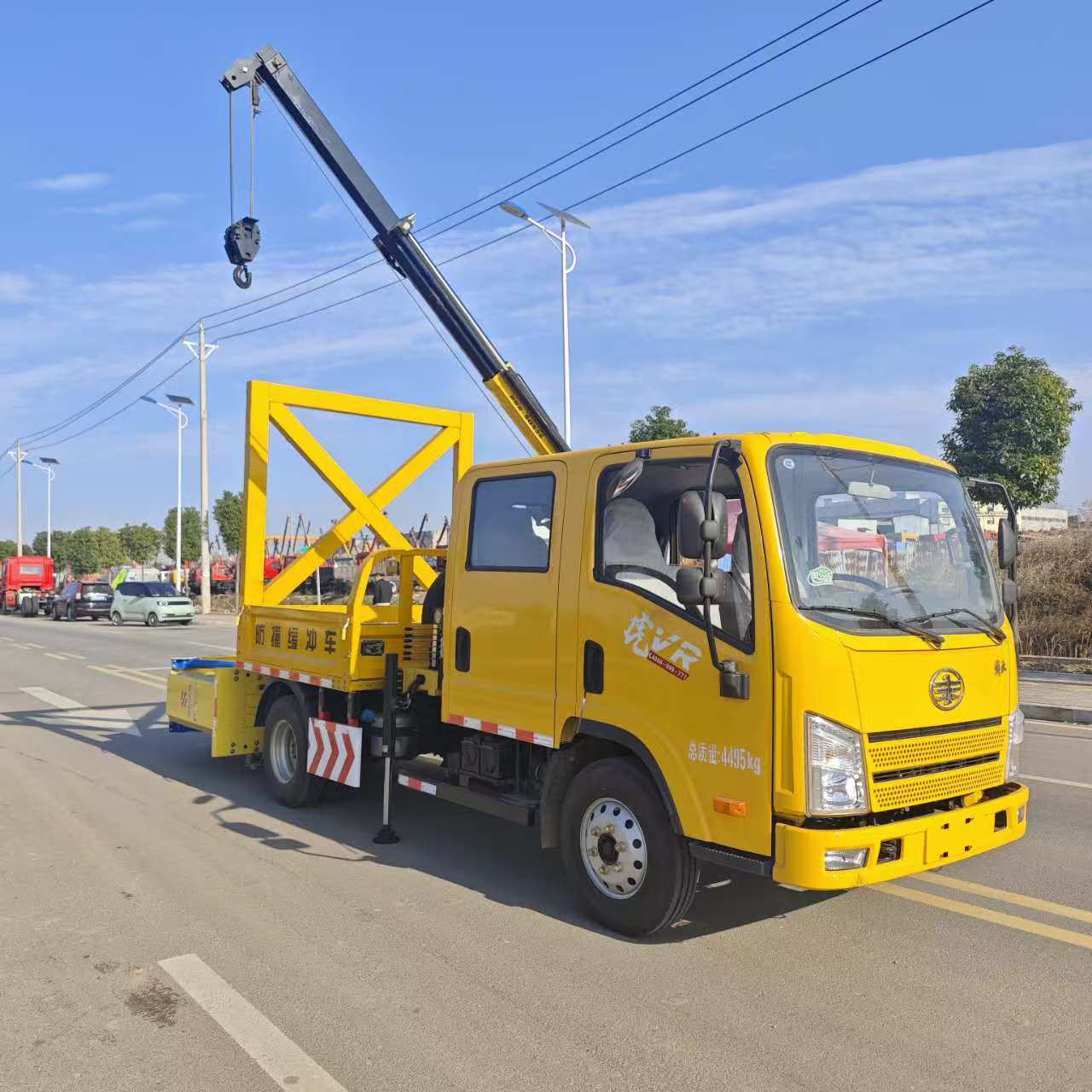 解放虎VR双排座防撞缓冲车（带吊机）新款上市
